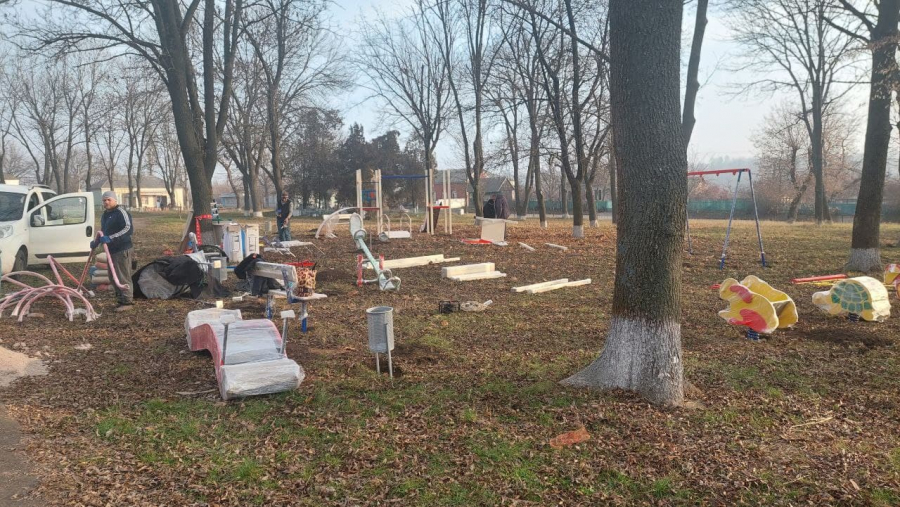 У Тишківці встановлюють дитячий майданчик: деталі