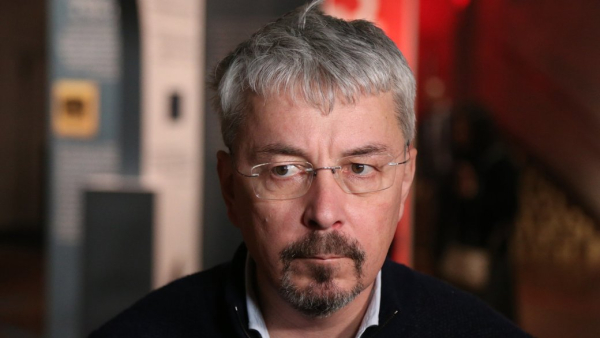 Мінкульт ускладнює виїзд артистів за кордон. Що зміниться