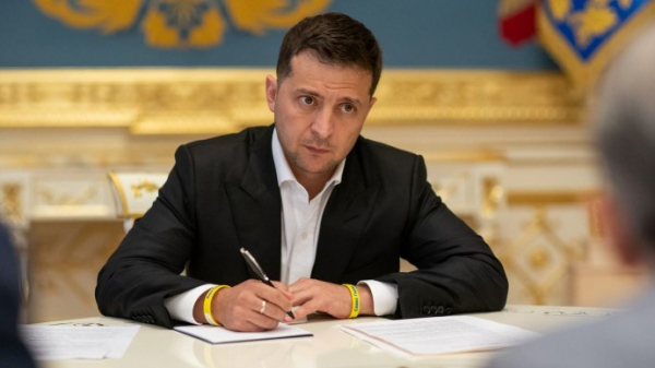 Зеленський дозволив проводити ремонт доріг і аеропортів без тендерів