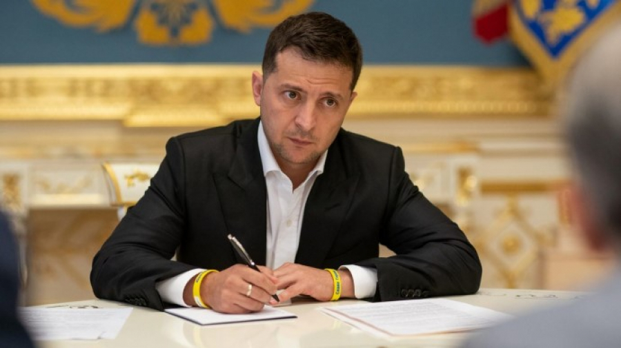 Зеленський дозволив проводити ремонт доріг і аеропортів без тендерів