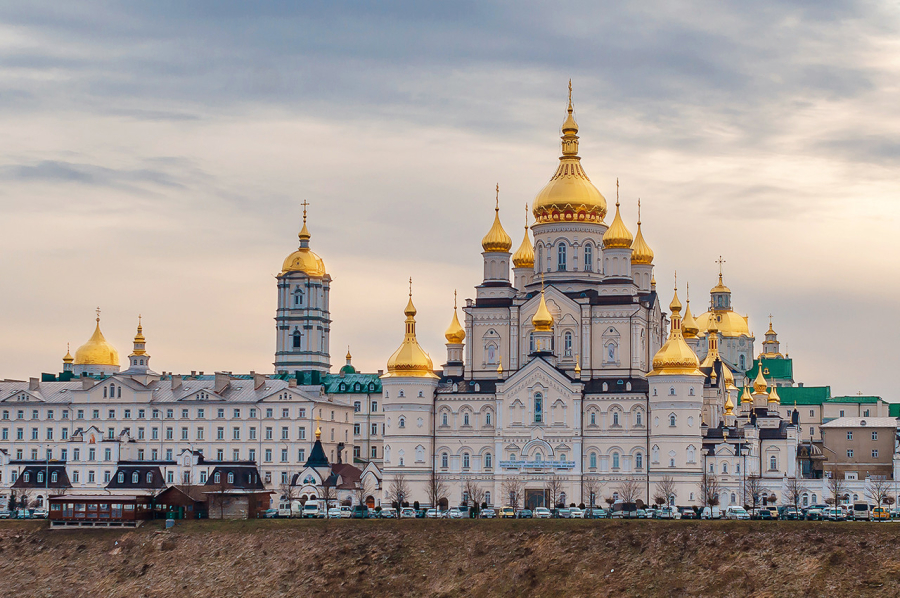 &quot;Це наш правитель&quot;: у Почаївській лаврі люблять Путіна та заперечують війну проти України