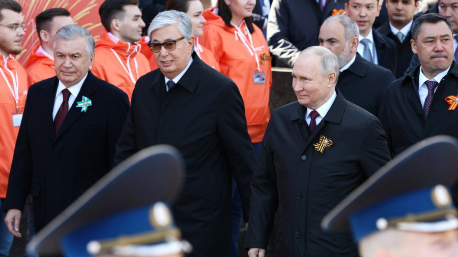 Біля Кремля влаштували парад, Путін заявив, що український народ &quot;страждає&quot; від &quot;західних господарів&quot;