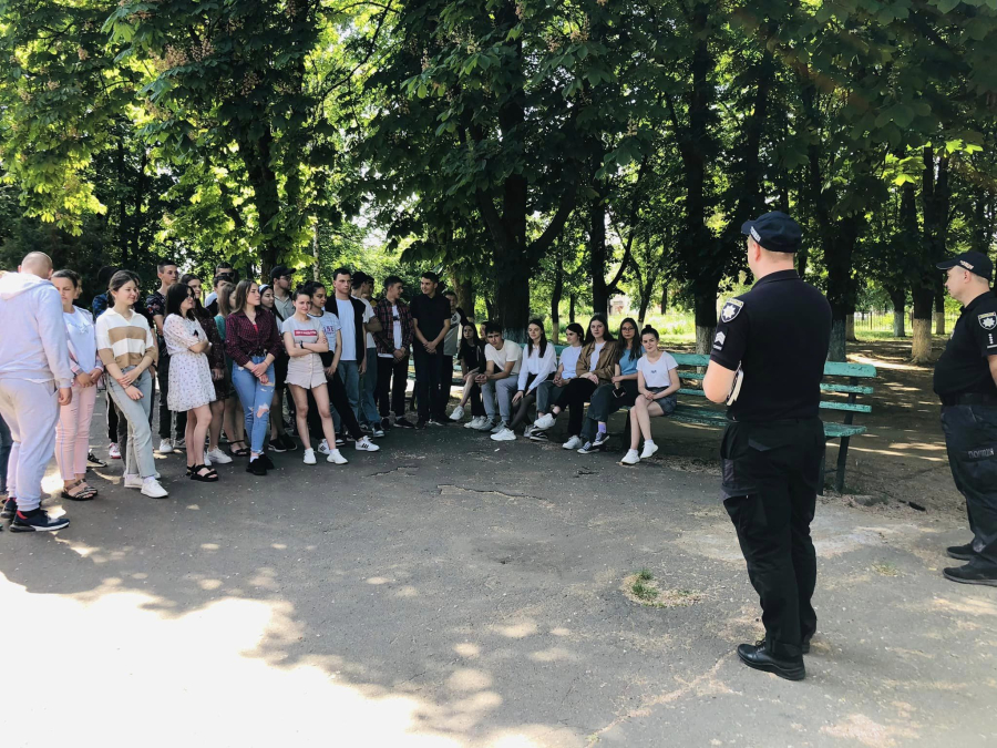 Офіцер громади в дії