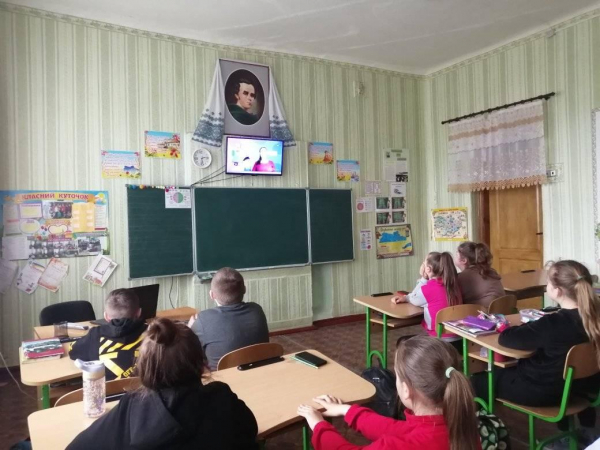 В одній зі шкіл Тишківки учні навчалися сортувати сміття