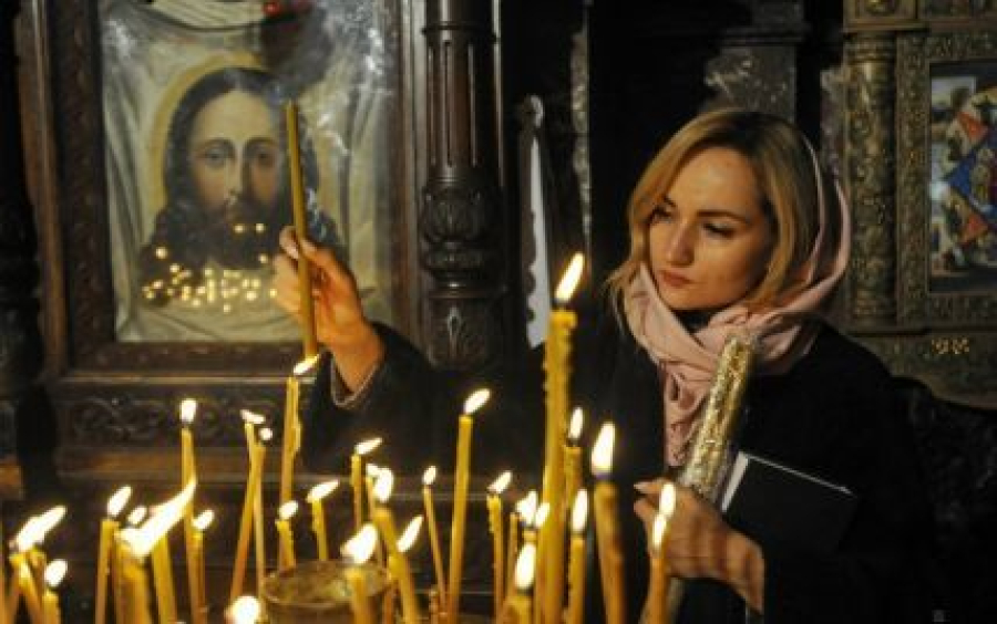 ПЦУ дозволила жінкам ходити до церки в брюках і без хустки