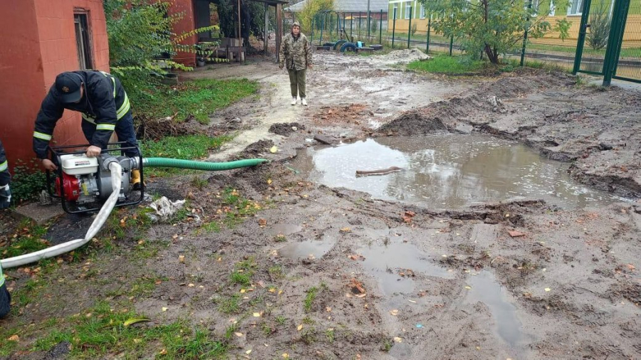 Знеструмлені населені пункти, підтоплені будинки: наслідки зливи та сильного вітру на Кіровоградщині
