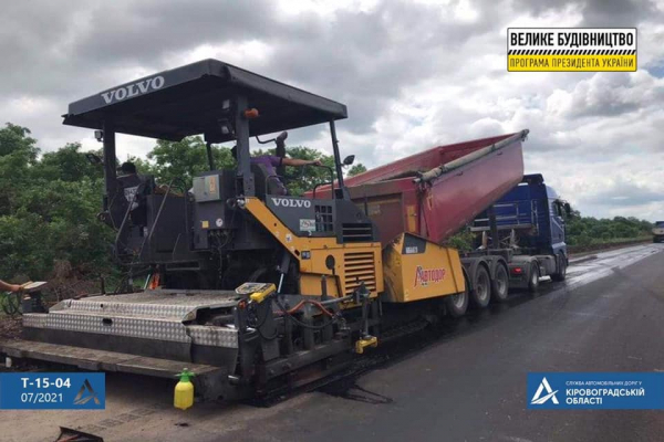 Дорожники кладуть вирівнюючий шар асфальтобетону на дорозі “Первомайськ–Новоукраїнка”