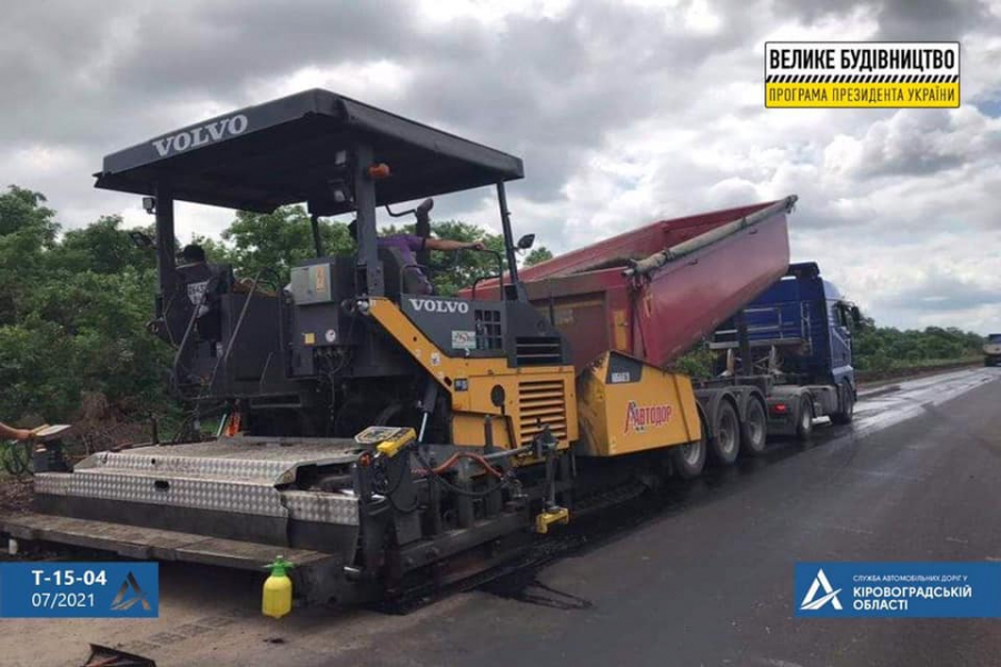 Дорожники кладуть вирівнюючий шар асфальтобетону на дорозі “Первомайськ–Новоукраїнка”