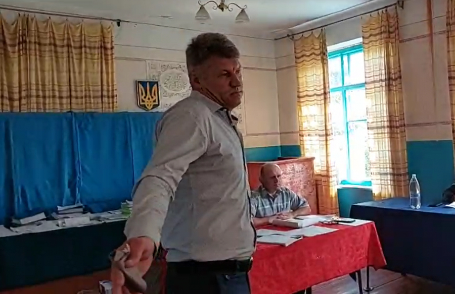 Депутати підтримали зняття премії Івану Завалку